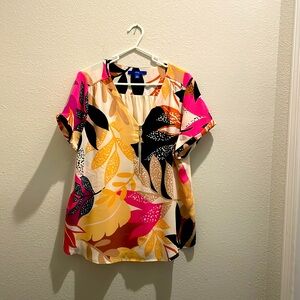 Apt 9 women’s floral short sleeve V neck with 1/2 zip blouse and solid tan back.